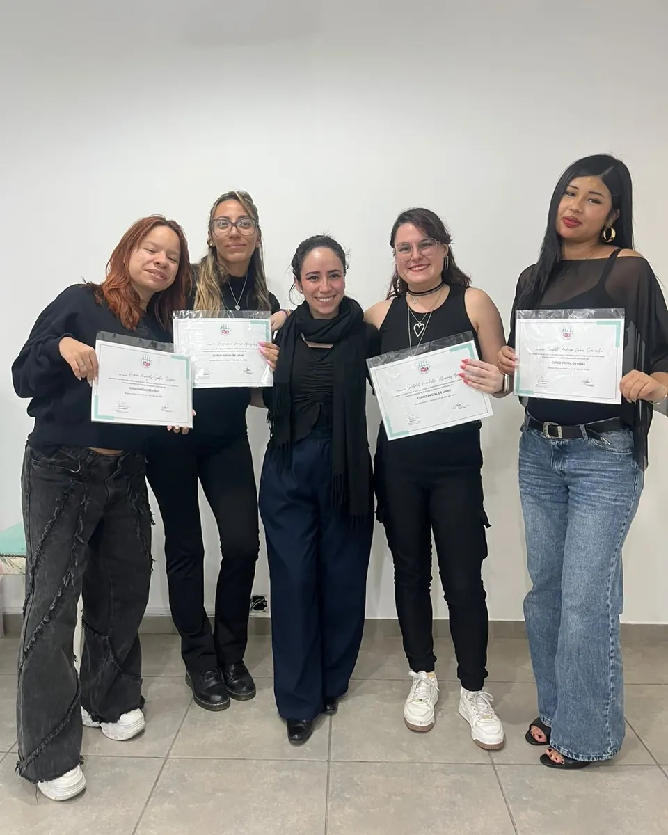 Cuatro alumnas del Curso Inicial de Uñas muestran sus certificados junto a la profesora.