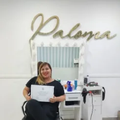 Gri Godoy con su certificado en la sede de Paloma Nails School.